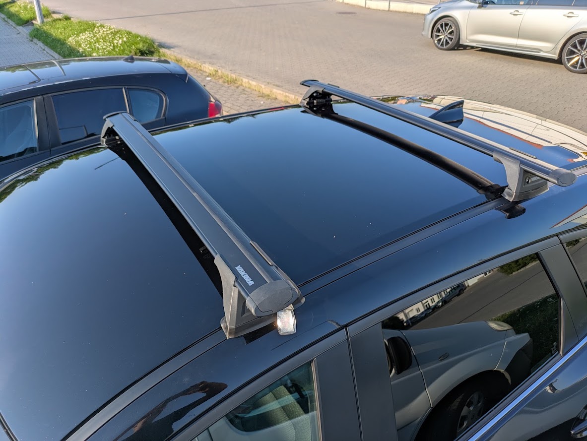 Dwie belki Yakima zamontowane na Mazdzie CX-5 ? widok dachu z góry
